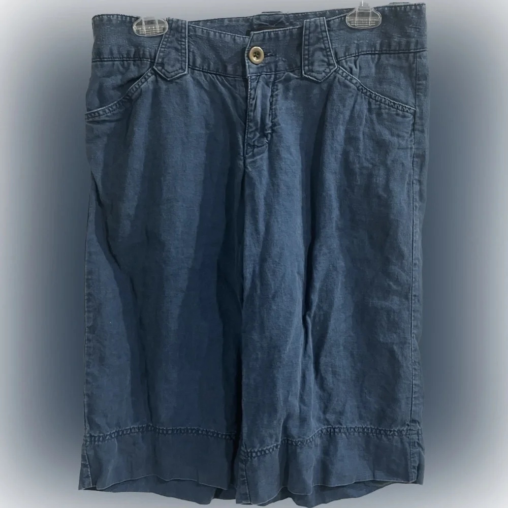Express wide leg ladies blue capri pants. Super cute! Size 8.